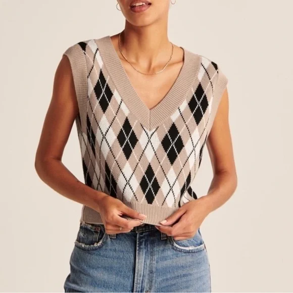 Abercrombie & Fitch V-Neck Argyle Sweater Vest - Picture 3 of 9